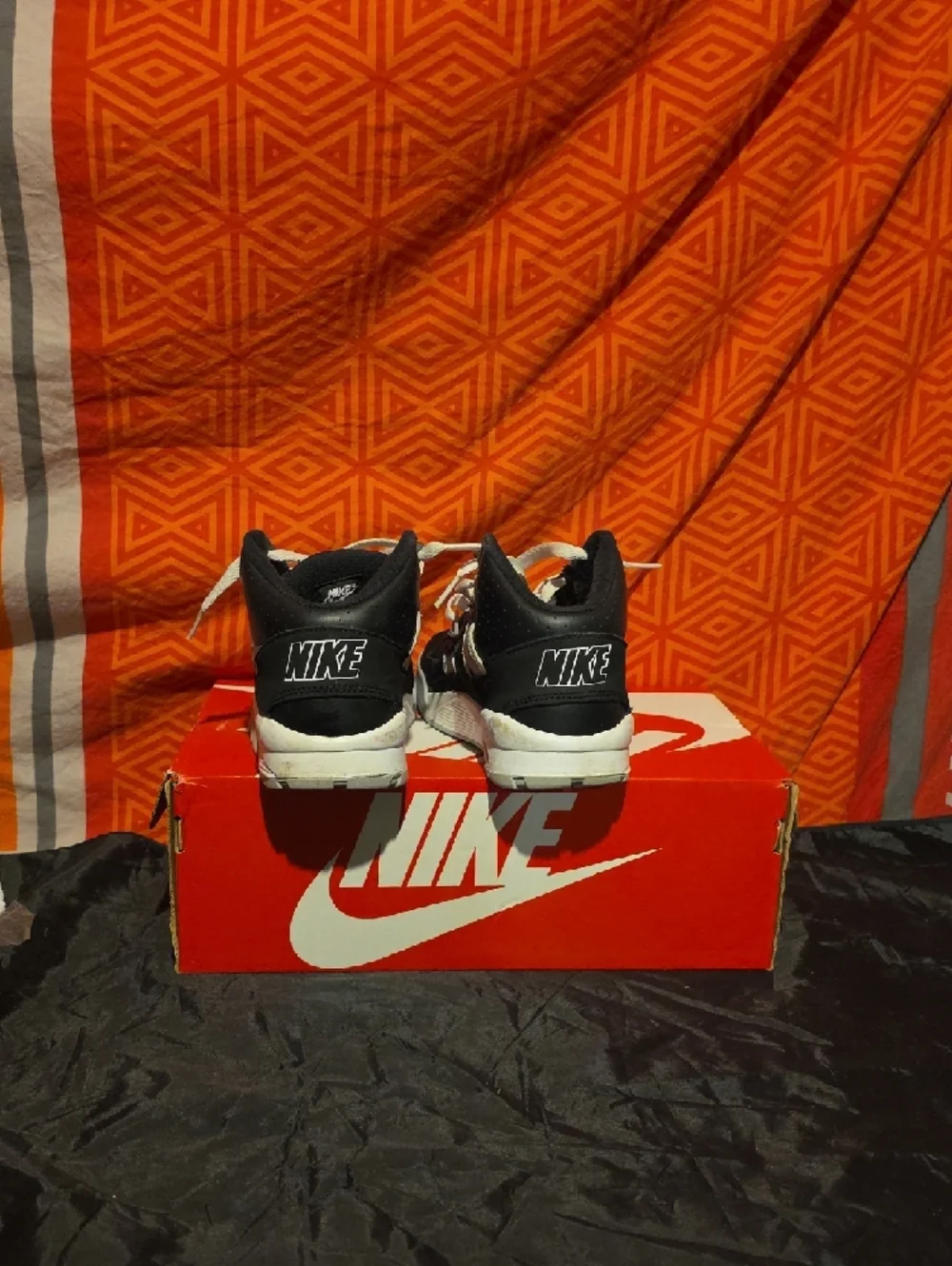 Nike Kids Black and Gray Low-Top Sneakers with White Laces - Picture 10 of 11